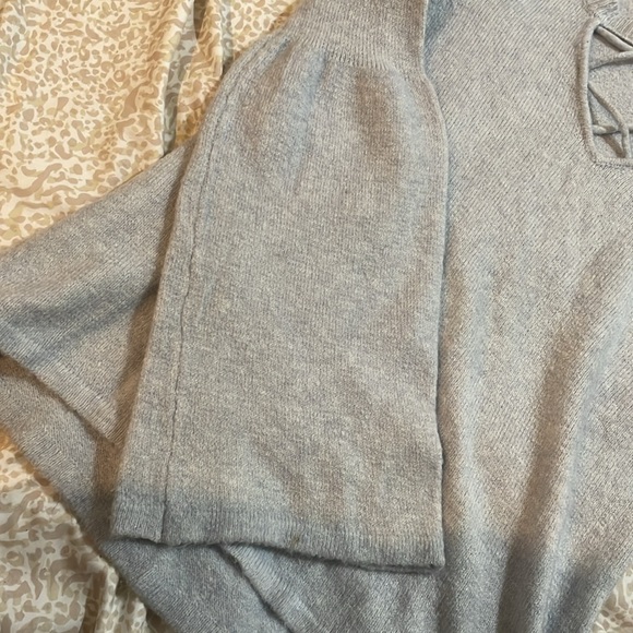 A gray scoop/V-shaped long sleeves sweater - Picture 2 of 3
